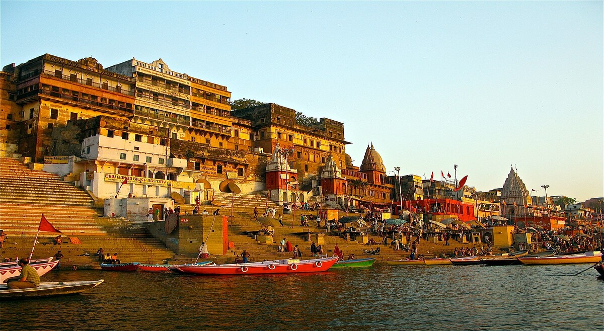 Ahilya_Ghat_by_the_Ganges,_Varanas